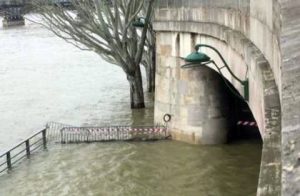 Maltempo, allarme a ParigiSenna oltre il livello di guardia