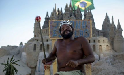 Il re dei castelli di sabbia che vive in spiaggia a Rio