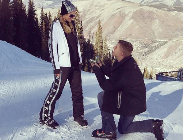 Paris Hilton sposa Chris Zylka, e lo annuncia sui social