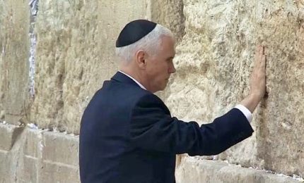 Pence come Trump, prega al Muro del Pianto a Gerusalemme