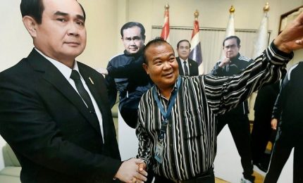"Chiedete a lui": premier thai delega sua sagoma di cartone