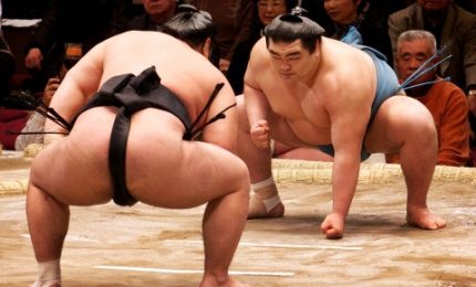Dopo la valanga di scandali, l'offerta agli dèi dei lottatori di sumo in Giappone