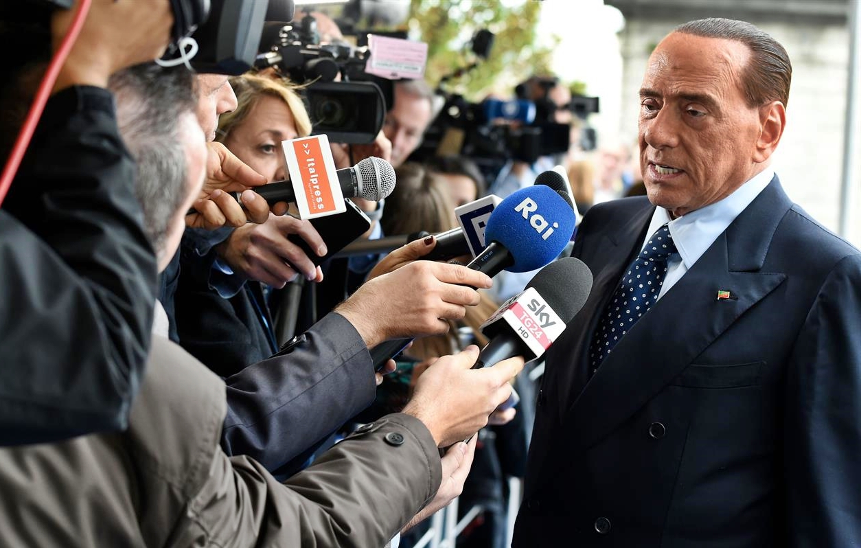Berlusconi presenta flat tax a Bruxelles: “Funzionerà così”