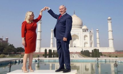Netanyahu con la moglie Sara al Taj Mahal
