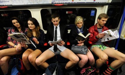 Tutti in mutande in metropolitana per il "No Pants Day"