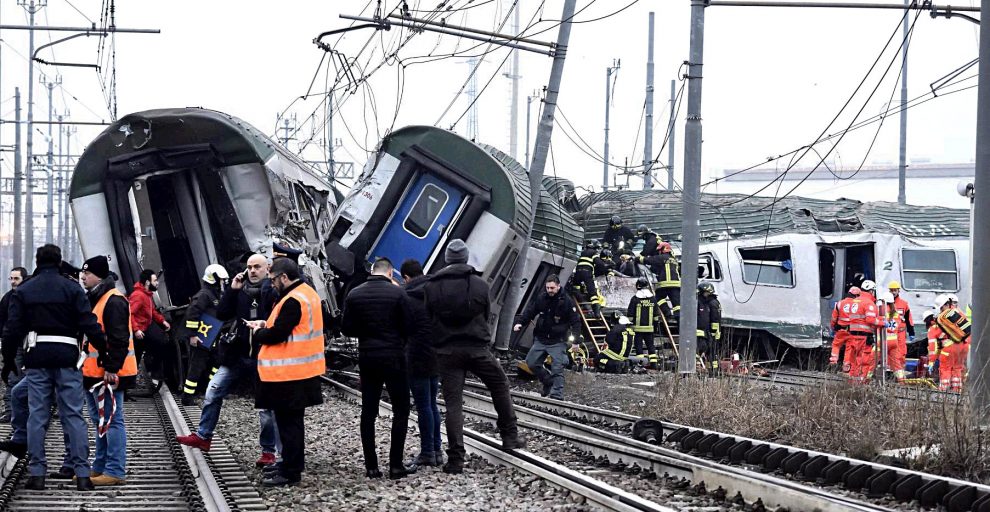 Treno deragliato nel Milanese, bilancio provvisorio: 3 morti