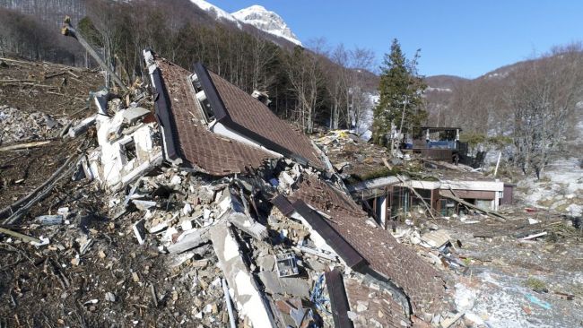 Hotel Rigopiano, sette nuovi indagati. Fratello vittima, li potevano salvare