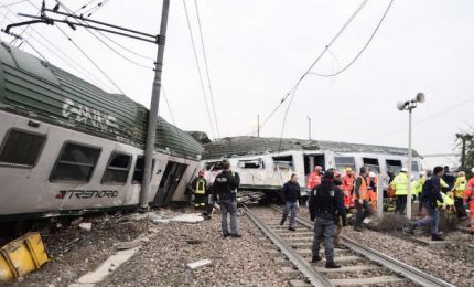 Treno deragliato, VVFF: estratti tutti i feriti dai vagoni