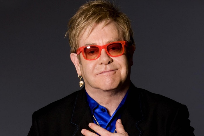 Elton John scatenato litiga con la security e con i bagagli