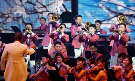 Gli artisti nordcoreani si esibiscono in Corea del Sud