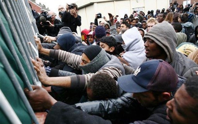 Migliaia di migranti verso G. Bretagna, risse Calais