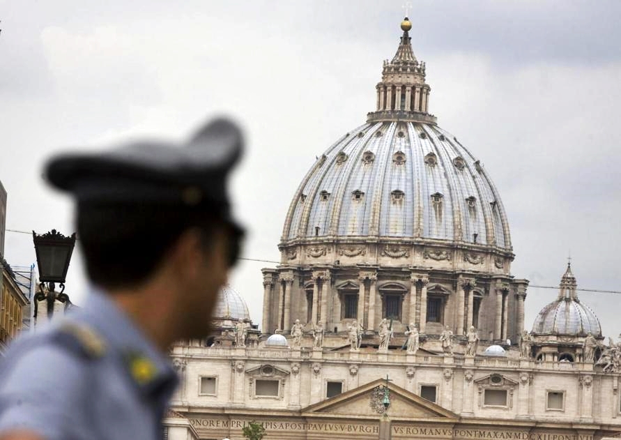 Turista fa volare drone nell’area di San Pietro, denunciato