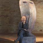 Wilhelm Senoner_La donna del vento_2013_legno di tiglio_colori acrilici e terre_cm 230x64x64_©Filippo Simonetti_