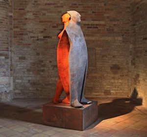 Wilhelm Senoner_Schiena a schiena_2009_legno di tiglio_colori acrilici e terre_cm 225x88x80_©Filippo Simonetti