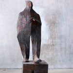 Wilhelm Senoner_Uomo con sigaro_2016_legno di tiglio_colori acrilici e terre_cm 195x60x60_©Egon Dejori