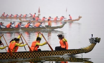 Regata di barche drago ad Hanoi, la prima dopo decenni