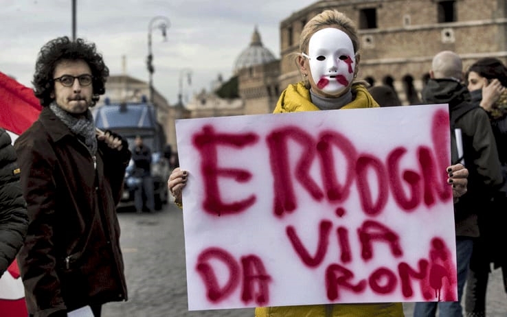 Erdogan a Roma: scontri a sit-in di protesta, feriti e fermati