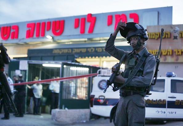Israeliano pugnalato a morte da palestinese. Hamas: “Operazione eroica”