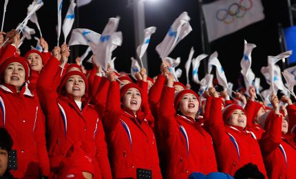 Le cheerleaders nordcoreane ballano al suono della loro banda