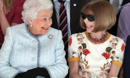 Per la prima volta Elisabetta II ad una sfilata di moda