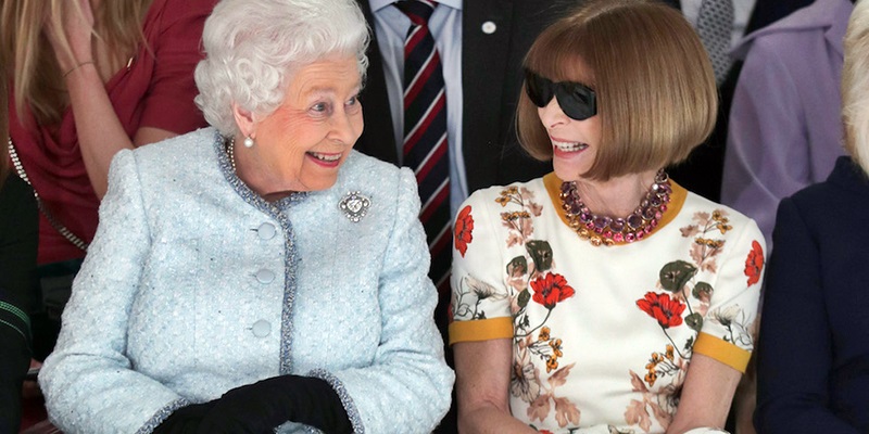 Per la prima volta Elisabetta II ad una sfilata di moda