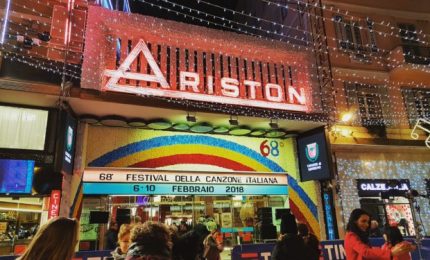 Sanremo, fan sfidano freddo fuori da Ariston per vedere artisti