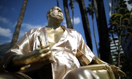 A Hollywood spunta una statua dorata di Weinstein in vestaglia