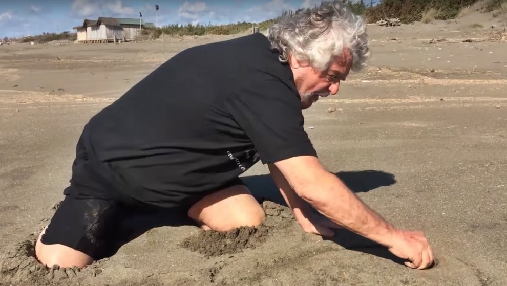 Beppe Grillo dà i numeri per un futuro governo in spiaggia