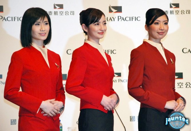 Le assitenti di volo Cathay Pacific ora potranno indossare i pantaloni