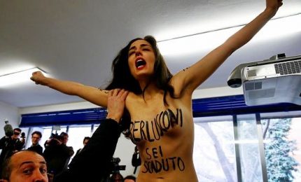 Femen in topless contesta Berlusconi: "Time's Up... Sei scaduto"