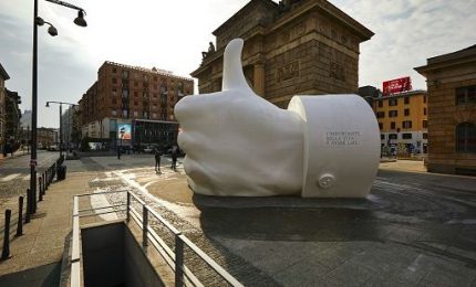 Un grande like in centro a Milano, una scultura social misteriosa