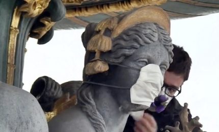 Parigi e la lotta contro lo smog, maschere su statue