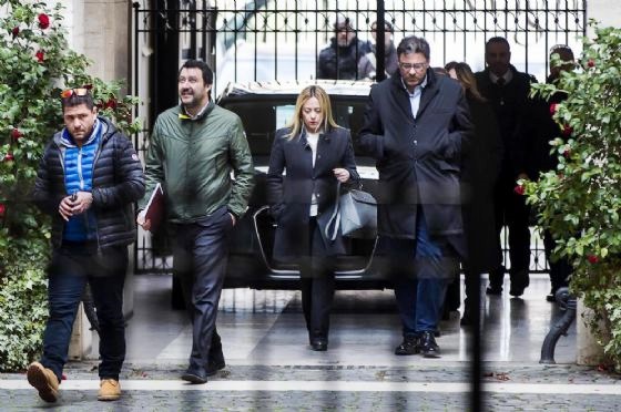 Salvini e Di Maio verso un governo. Via libera di Fi, ma senza fiducia