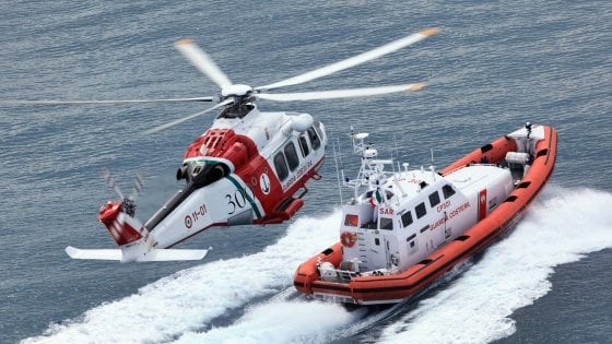 La Marina soccorre 100 migranti su un gommone a sud di Lampedusa