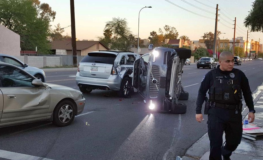Auto guida autonoma uccide donna, test sospesi