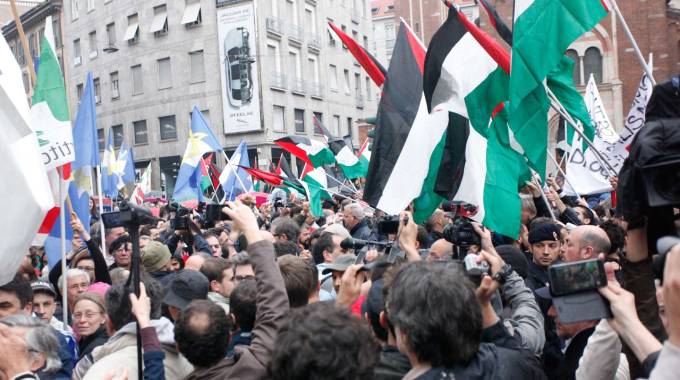 Corteo 25 aprile, a Milano contestazioni a Israele