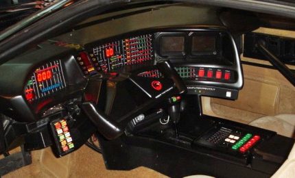 Il cruscotto di Kitt, l'auto guidata dall'intelligenza artificiale della serie tv Supercar