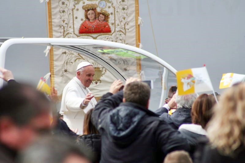 Il Papa e i santi: peccatori, non supereroi, a volte nascosti