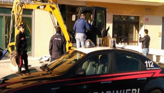 Assalto con escavatore a bancomat nel Siracusano, due arresti