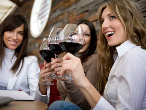 L’85% degli italiani beve vino, il futuro è autoctono e green