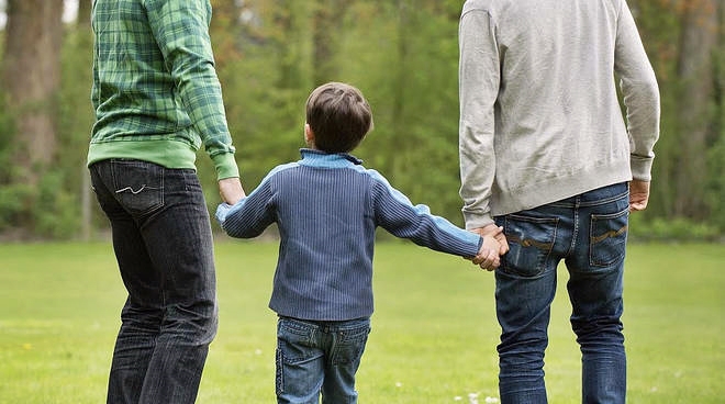 Il papà “biologico” è malato: bambino adottabile dal papà ‘sociale’