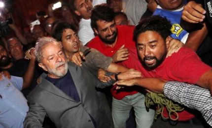 La prima notte in carcere per l'ex presidente Lula. Dovrà scontare 12 anni
