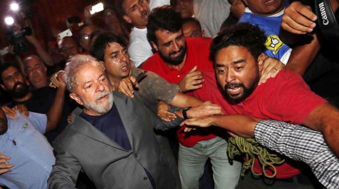 La prima notte in carcere per l’ex presidente Lula. Dovrà scontare 12 anni