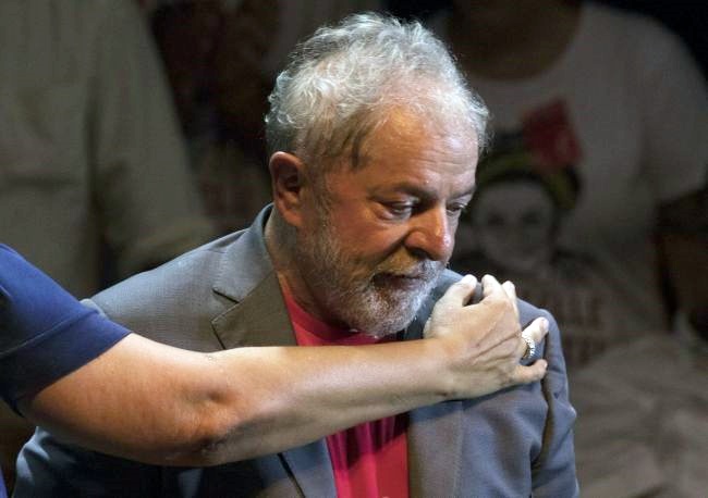 L’ex presidente Lula si e’ consegnato alla polizia. Deve scontare più di 12 anni