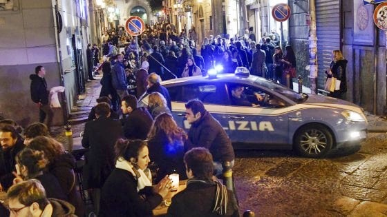 Spari a Napoli in zona movida, panico e indagini
