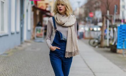 Pratica e cool, questa primavera la salopette in jeans torna di moda