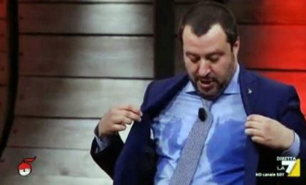 Salvini mostra camicia fradicia a in tv: se mi vede l'Elisa...