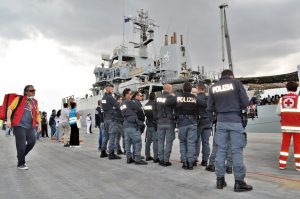 sbarcopoliziamigrantinave