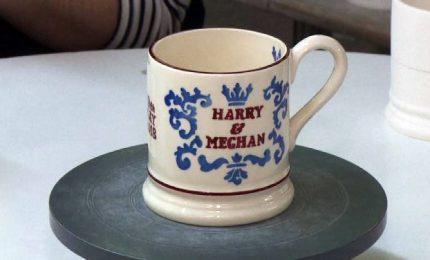 Le tazze "Made in England" per le nozze tra Harry e Meghan