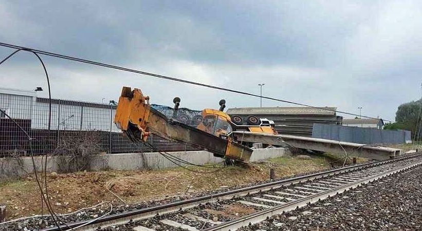 Treno deragliato, dieci feriti tra cui conducente